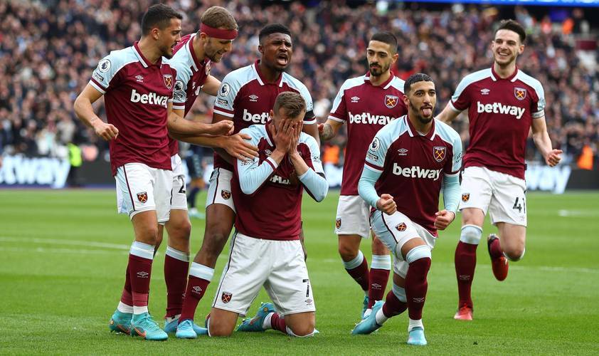 骑士新赛季表现下滑，爆冷输给马刺，主场优势助力取胜，马刺虽缺主力仍保持竞争力。