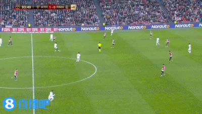 水晶宫与斯特拉斯堡赛前，维埃拉现身法国酒吧和球迷一起观战