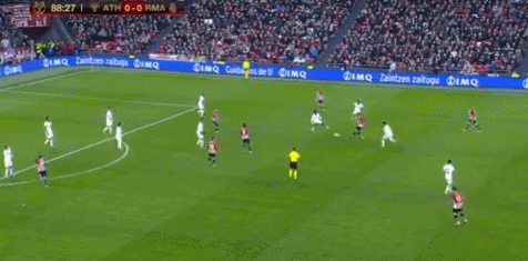 U22国足力克韩国U22，球迷在球员谢场时高喊“雄起”